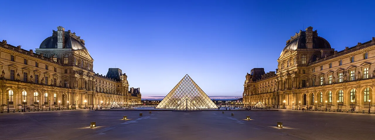 La pyramide du Louvre dans la cour du palais à la tombée de la nuit